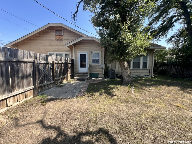 229 Travis St Property Photo 10
