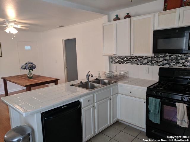 2011 W Houston St Property Photo 2