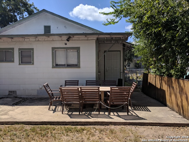 2011 W Houston St Property Photo 7