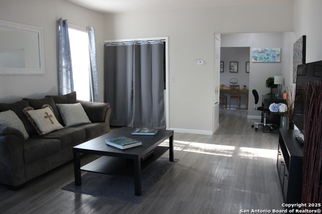 1524 W Craig Pl Property Photo 2