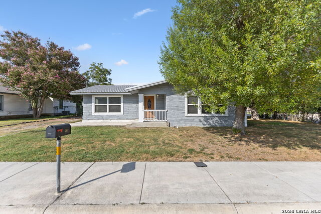 281 N Lone Star Ave Property Photo 3