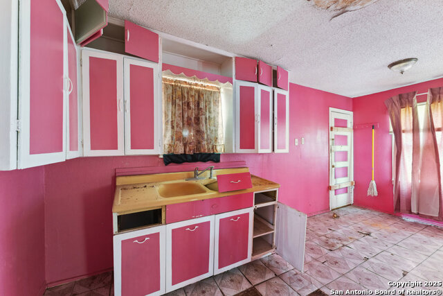1932 E Highland Blvd Property Photo 10