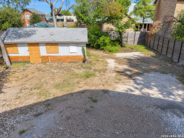 305 W Poplar St Property Photo 4