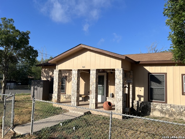 601 Como Property Photo 1