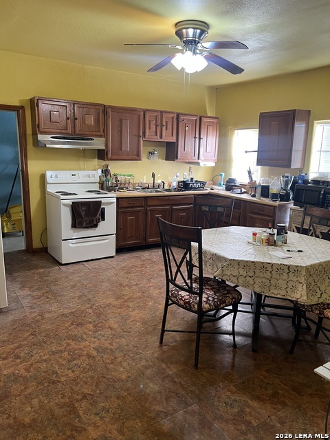 601 Como Property Photo 8
