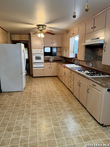 902 N Bond Property Photo 3