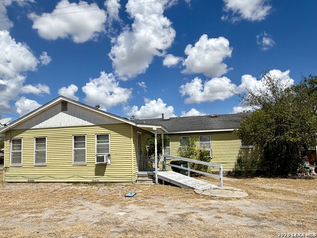 902 N Bond Property Photo 12