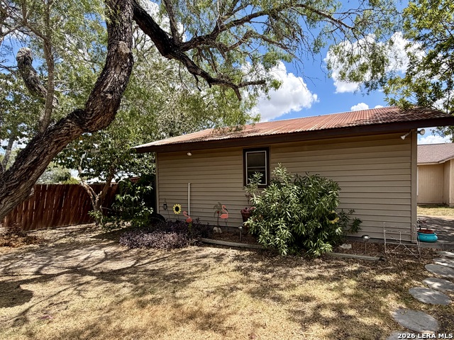 902 N Bond Property Photo 13