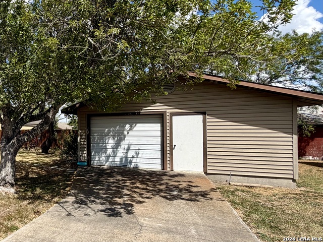 902 N Bond Property Photo 14