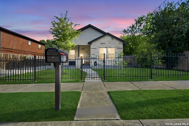 212 W Baylor Property Photo 1