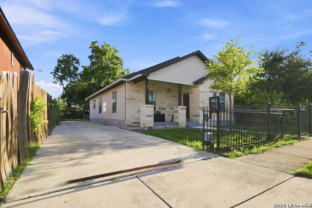 212 W Baylor Property Photo 4
