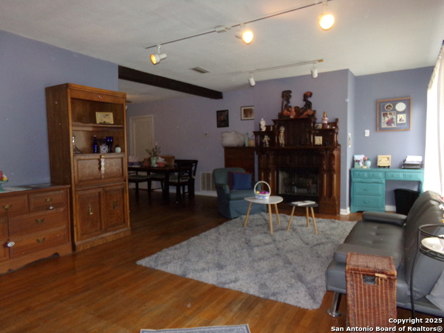 1126 Garraty Rd Property Photo 2