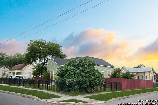 1102 E Crockett St Property Photo 29
