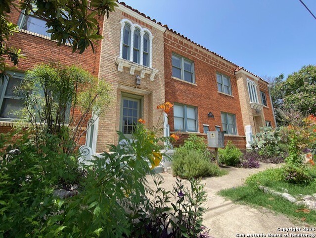 323 Carleton Ct Property Photo 2