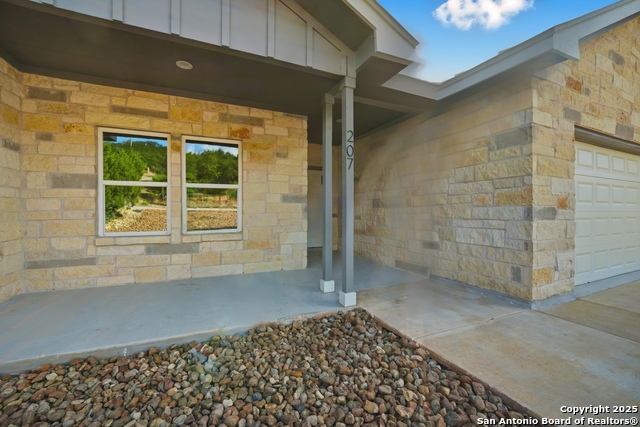 207 Deer Oaks Dr Property Photo 2