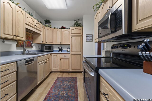 1 Towers Park Ln Property Photo 15