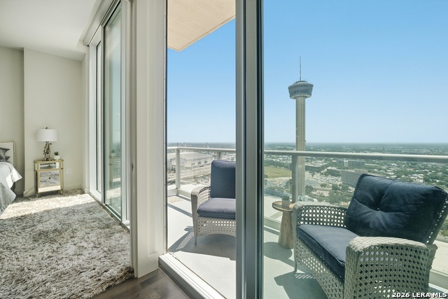 610 E Market Property Photo 4