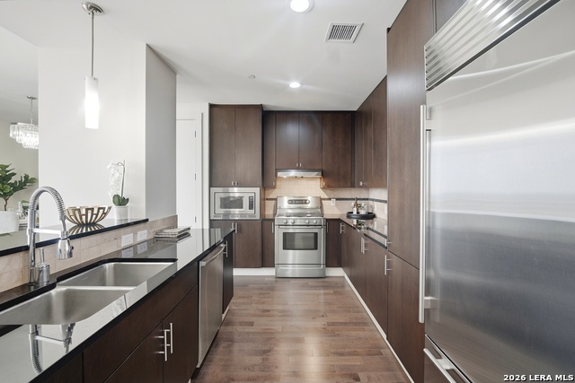 610 E Market Property Photo 9