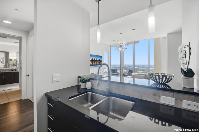610 E Market Property Photo 10