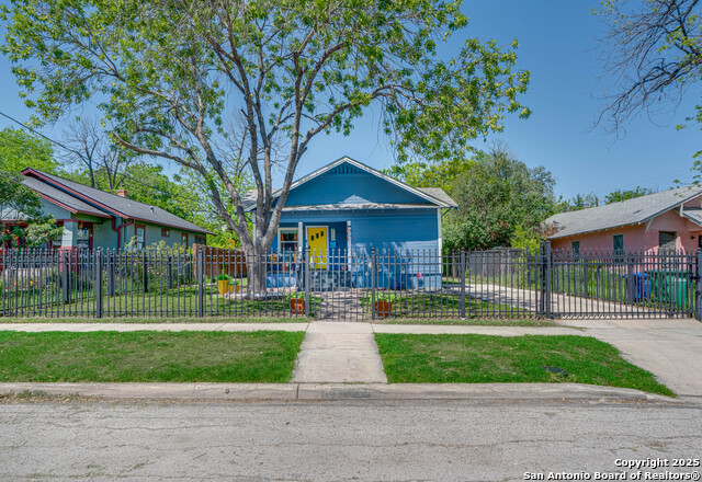 1505 W Craig Pl Property Photo 2