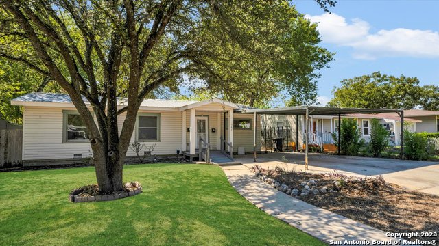 542 Thorain Blvd Property Photo 2
