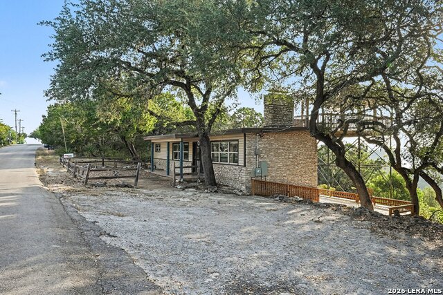 820 Hill Top Dr Property Photo 3