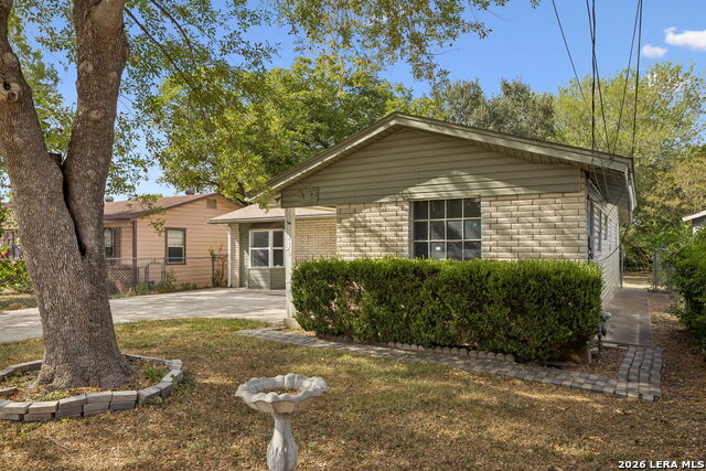 1215 Aaron Pl Property Photo 3