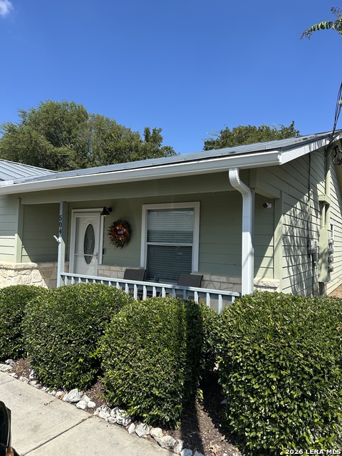 121 S Plant Ave Property Photo 1