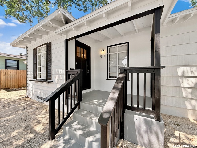 811 La Manda Blvd Property Photo 3
