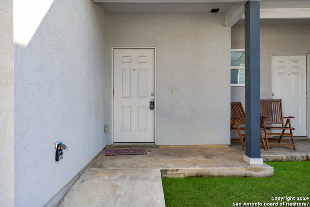 6914 Crestway Dr Property Photo 4
