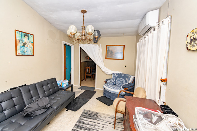 612 W Avenue D Property Photo 3