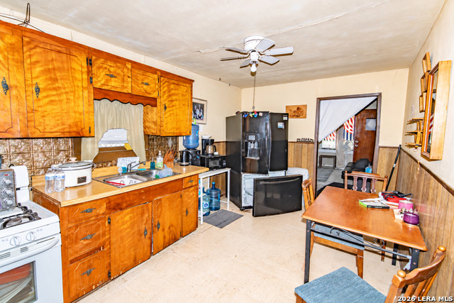 612 W Avenue D Property Photo 5
