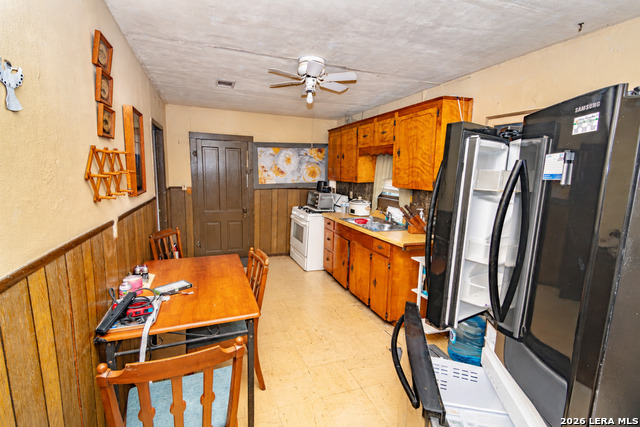 612 W Avenue D Property Photo 6