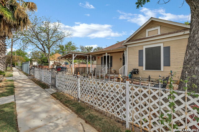 1518 W Travis Property Photo 2