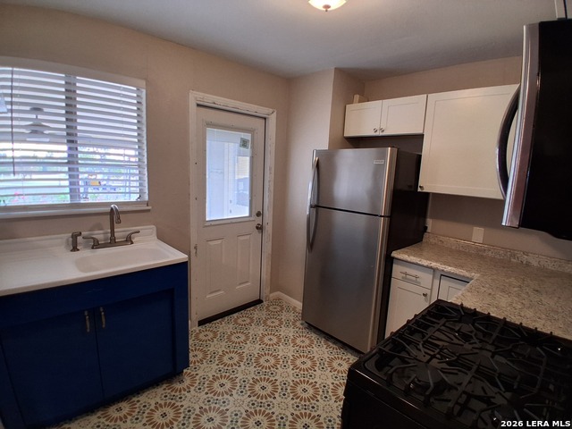710 W French Pl Property Photo 18