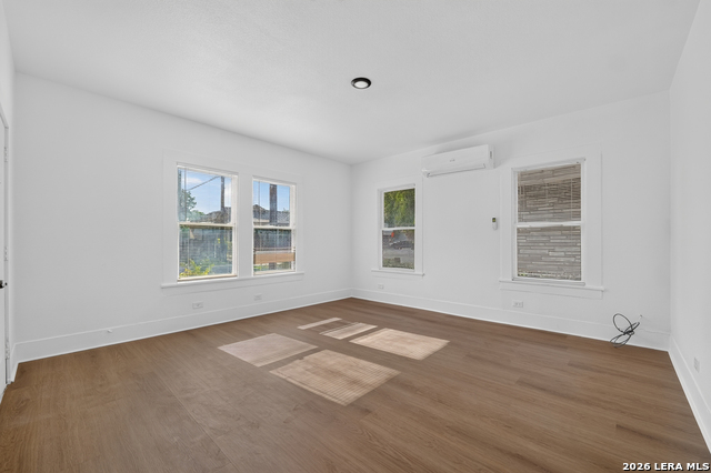 1510 S Presa Property Photo 4