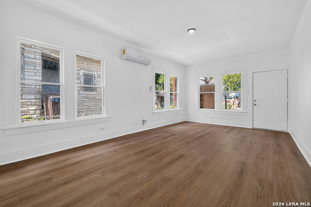 1510 S Presa Property Photo 12