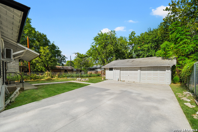 1510 S Presa Property Photo 17