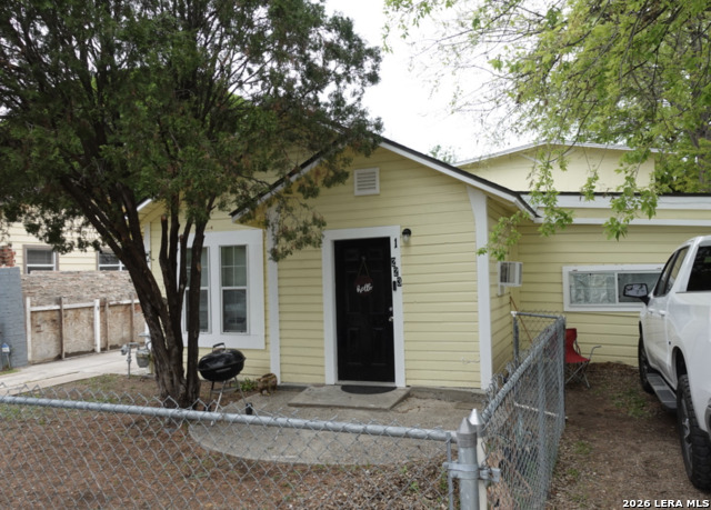 223 Bee St Property Photo 3