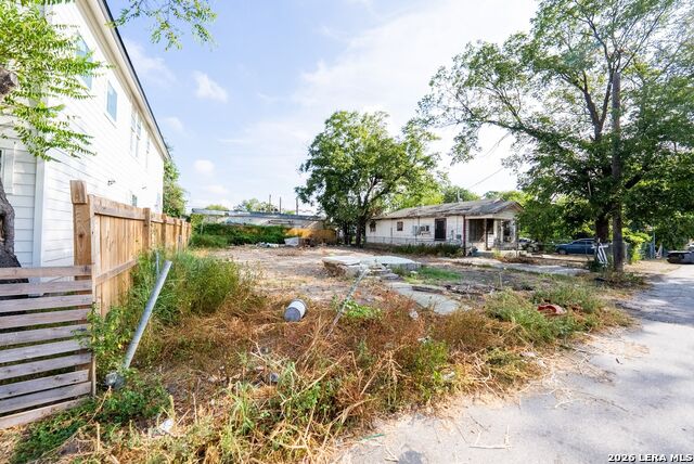 825 Montezuma St Property Photo 17