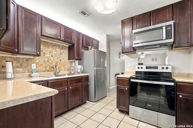 8214 Windlake St Property Photo 4
