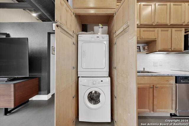 214 E Travis St Property Photo 39
