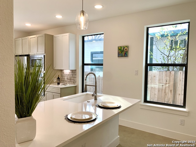 808 E Carson St Property Photo 6