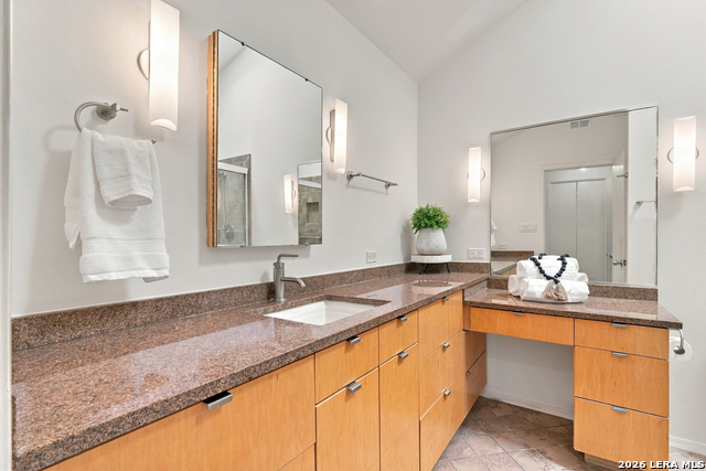208 Grove Pl Property Photo 13