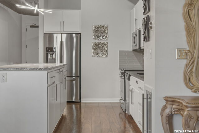 214 E Travis St Property Photo 6