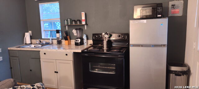 1305 Vickers Ave Property Photo 3