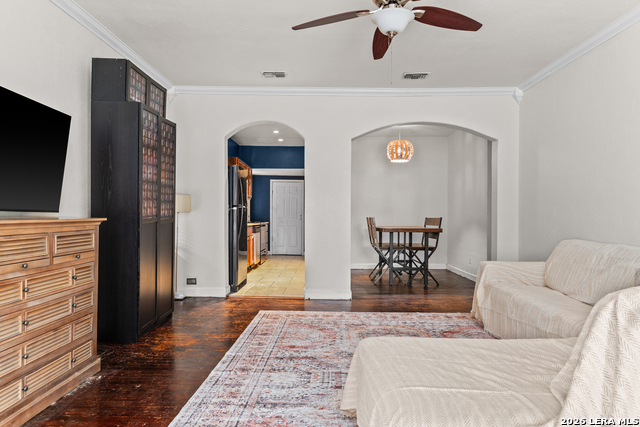 1817 Santa Monica St Property Photo 4