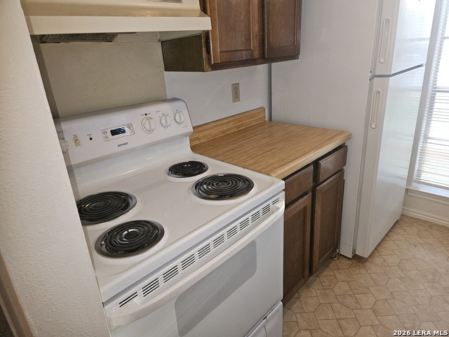 5319 Ashbury Dr Property Photo 3