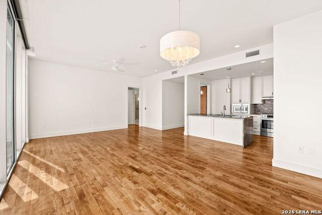 610 E Market Property Photo 4