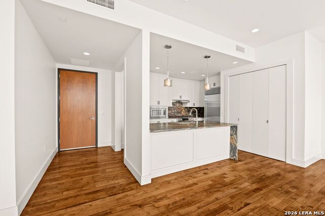 610 E Market Property Photo 5